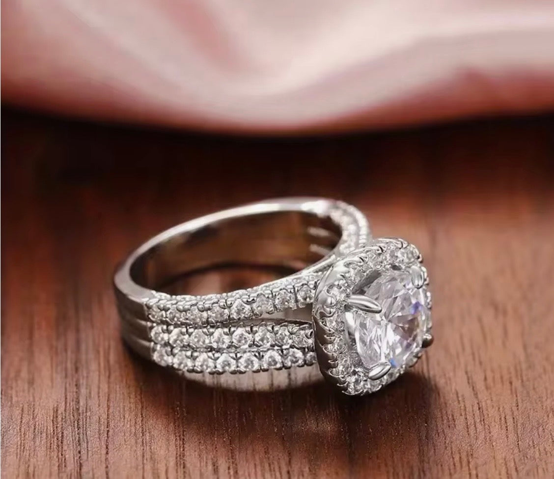 Round Brilliant Halo Diamond Engagement Ring – Split Shank Pavé Setting